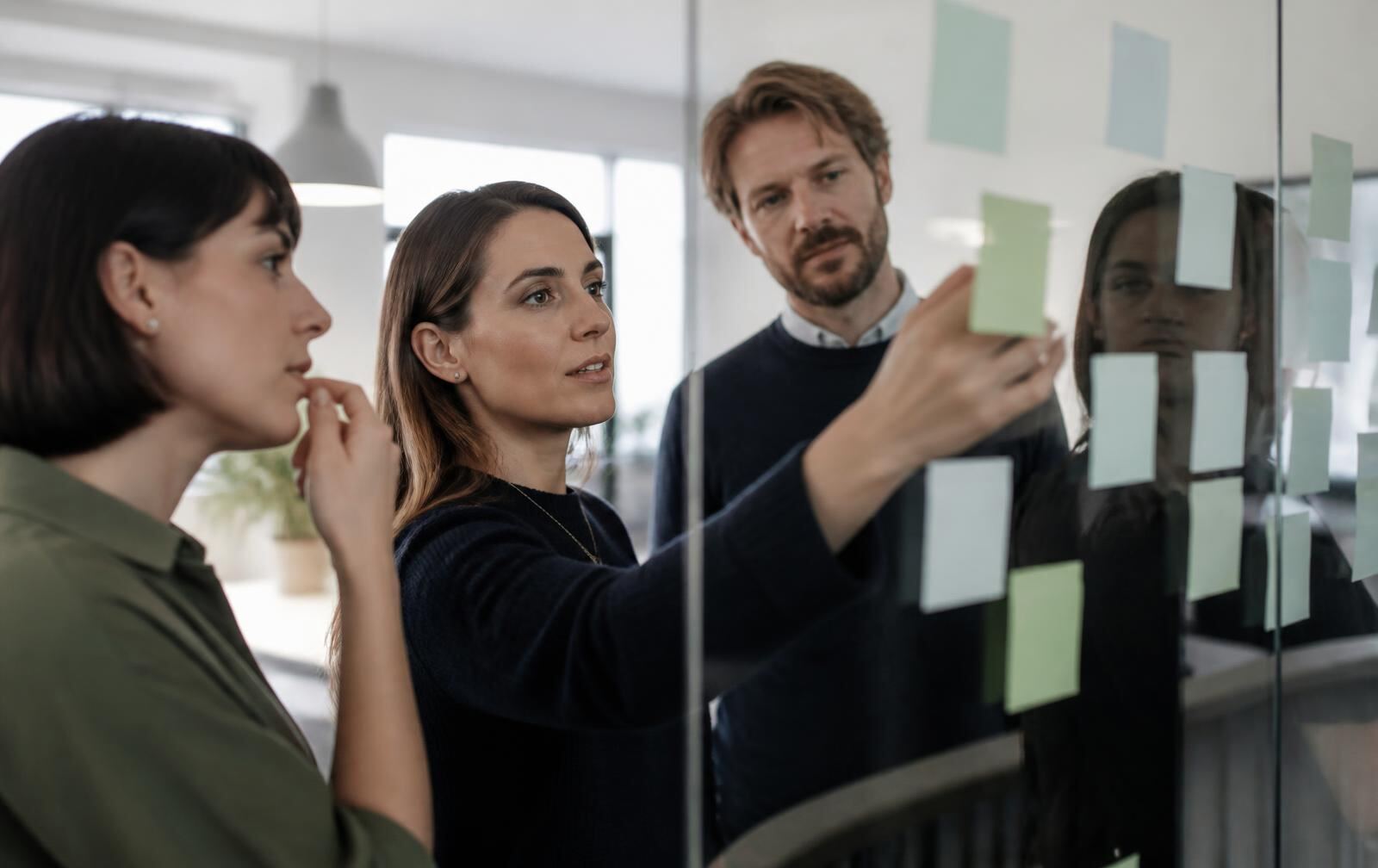 Team drøfter vækstplan i skandinavisk kontor